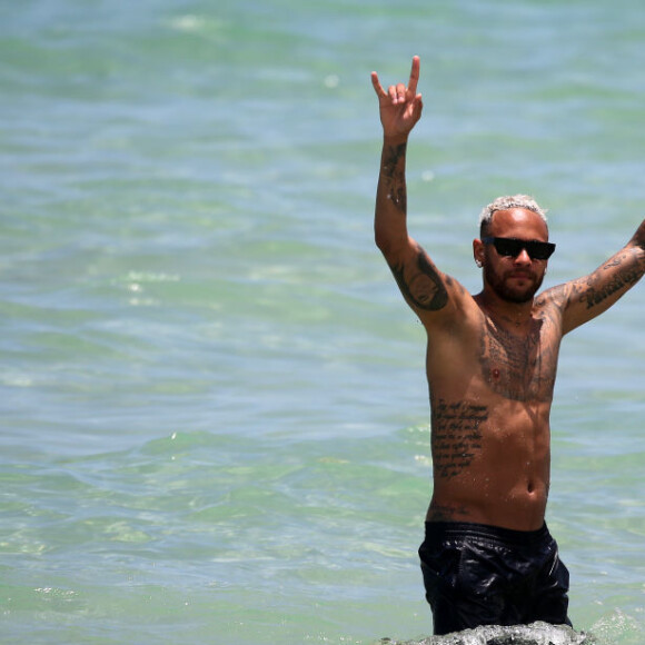Enquanto fica por dentro das polêmicas do futebol brasileiro, Neymar curte um período de férias nos Estados Unidos
