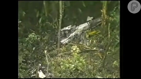 O grupo Mamonas Assassinas morreu em 2 de março de 1996 após o jatinho que levava os 5 integrantes e mais 4 pessoas se chocar com a Serra da Cantareira (SP). Na foto, detalhe dos destroços da aeronave