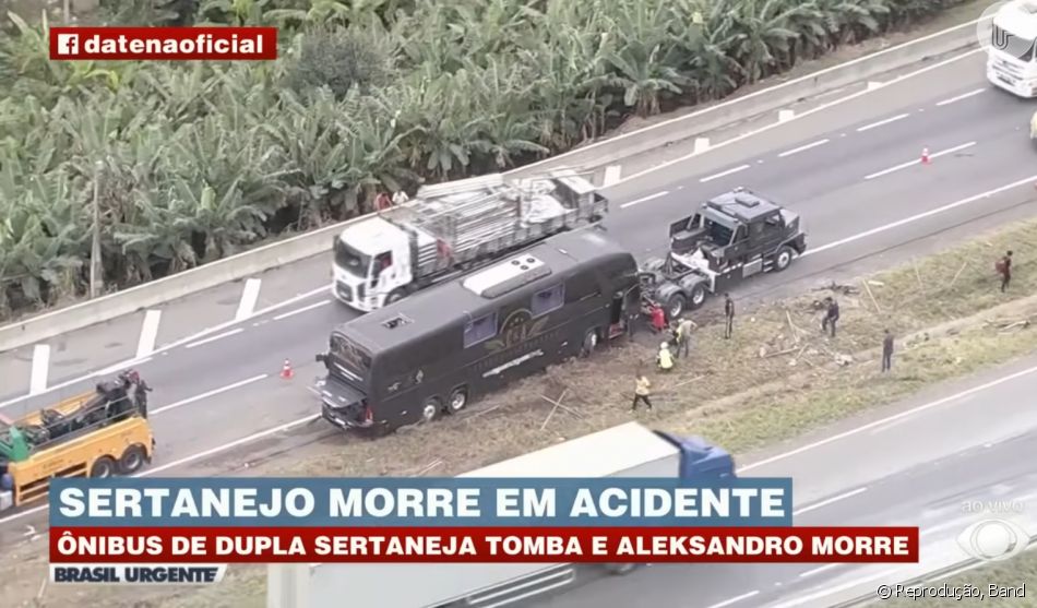 O cantor sertanejo Aleksandro, dupla de Conrado, morreu aos 34 anos após acidente de ônibus em 7 de maio de 2022 na rodovia Régis Bittencourt, em SP