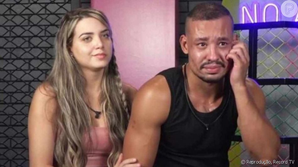 Mulher andando de bicicleta invade gravação do 'Power Couple Brasil' e manda recado para dois participantes