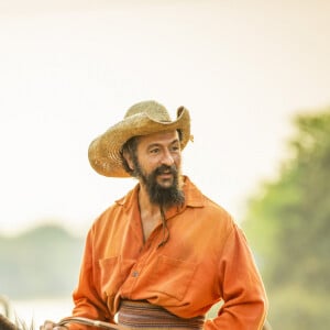 Na novela 'Pantanal', o Velho do Rio (Osmar Prado) é a reencarnação de Joventino (Irandhir Santos)