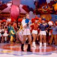 No palco, Xuxa tinha a companhia de suas assistentes de palco, as paquitas
