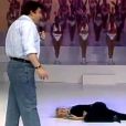  Irreverente, Xuxa se jogou no palco do 'Doming&atilde;o' enquanto acompanhava as homenagens 