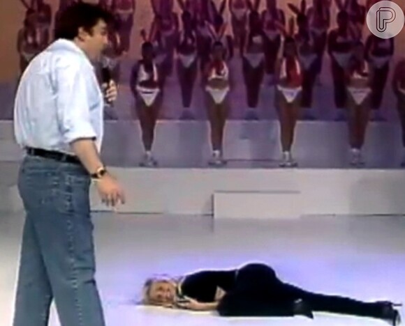 Irreverente, Xuxa se jogou no palco do 'Domingão' enquanto acompanhava as homenagens