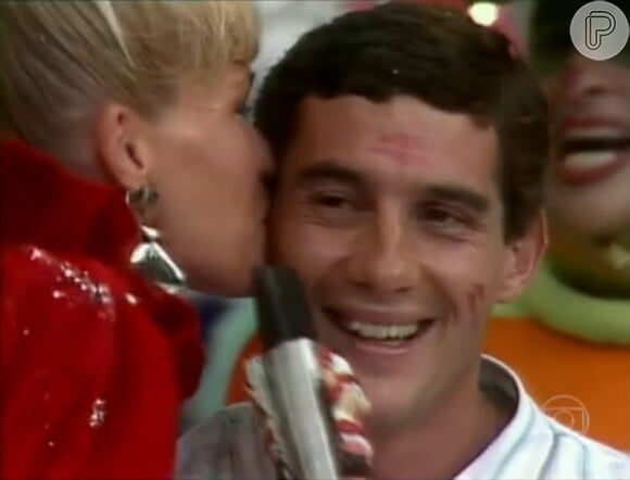 Ayrton Senna ficou com o rosto repleto pelas marquinhas de beijo de Xuxa