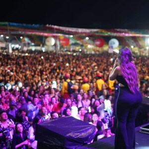 Em show sem Simaria, Simone levou 40 mil pessoas para praça pública