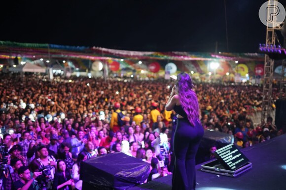 Em show sem Simaria, Simone levou 40 mil pessoas para praça pública