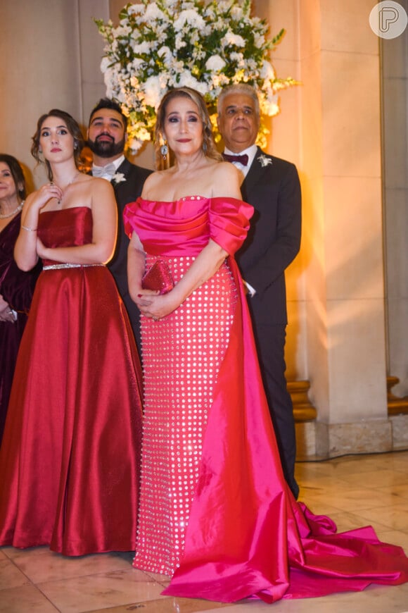 Sonia Abrão apostou em vestido elegante para o casamento do filho, Jorge Abrão