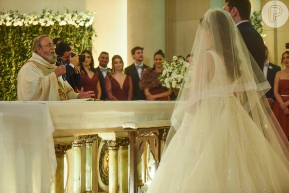 Casamento do filho de Sonia Abrão foi celebrado pelo padre Antônio Maria
