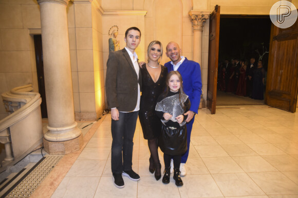 Casamento do filho de Sonia Abrão reuniu ainda Rafael Ilha e a família
