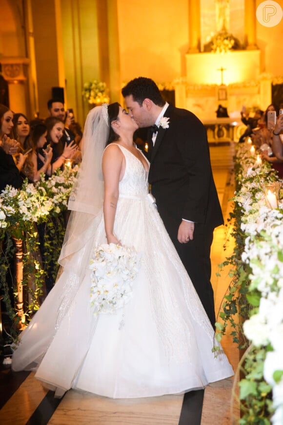 Casamento do filho de Sonia Abrão: Jorge e Isabella se beijam após cerimônia