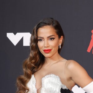 Anitta promete falar mais sobre a tatuagem anal quando o produto chegar ao mercado