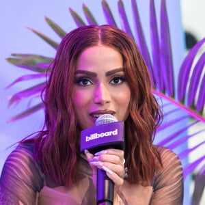 Anitta tatuou a palavra 'love' na região anal