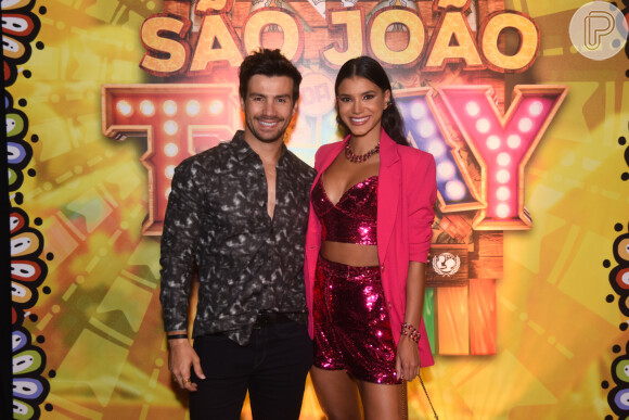 O sertanejo Mariano e a namorada, Jakelyne Oliveira, marcaram presença em primeira noite do São João da Thay