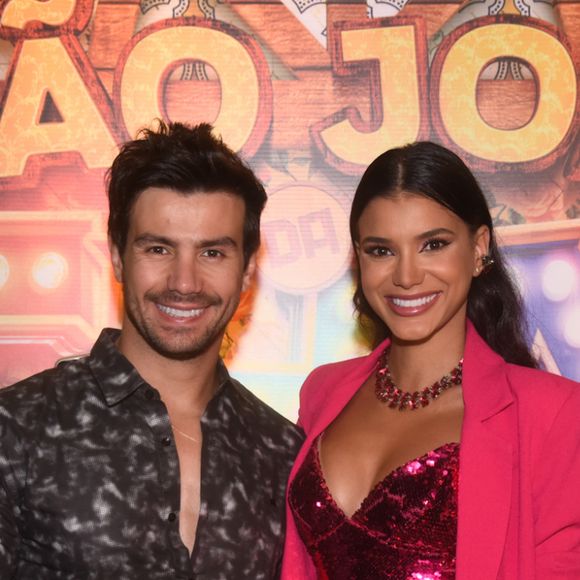 O sertanejo Mariano e a namorada, Jakelyne Oliveira, marcaram presença em primeira noite do São João da Thay