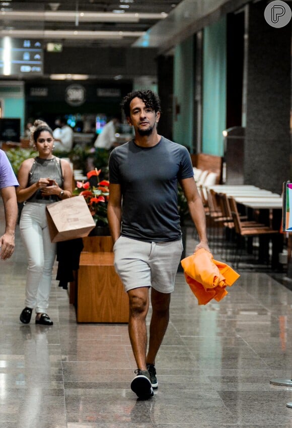 Irandhir Santos, ator de 'Pantanal', exibiu músculos marcados na camisa