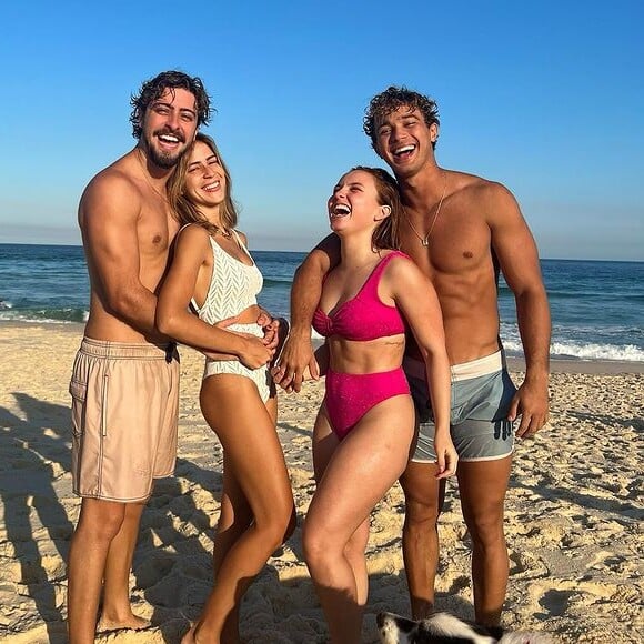 Larissa Manoela e André Luiz Frambach posaram de mãos dadas neste domingo, 3 de julho de 2022