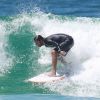 Vladimir Brichta aproveita folga de 'Tapas e Beijos', da Globo, para surfar e uma praia do Rio de Janerio
