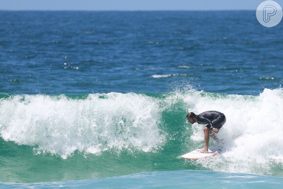 Vladimir Brichta aproveita folga de 'Tapas e Beijos', da Globo, para surfar e uma praia do Rio de Janerio