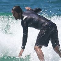Vladimir Brichta, de 'Tapas & Beijos', aproveita sol para surfar em praia do RJ