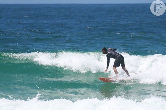 Vladimir Brichta surfa em praia do Rio de Janeiro nesta terça-feira, 16 de dezembro de 2014