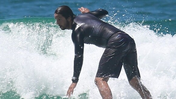 Vladimir Brichta, de 'Tapas & Beijos', aproveita sol para surfar em praia do RJ