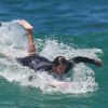 Vladimir Brichta surfa em praia do Rio de Janeiro, cai e recupera posto sobre prancha