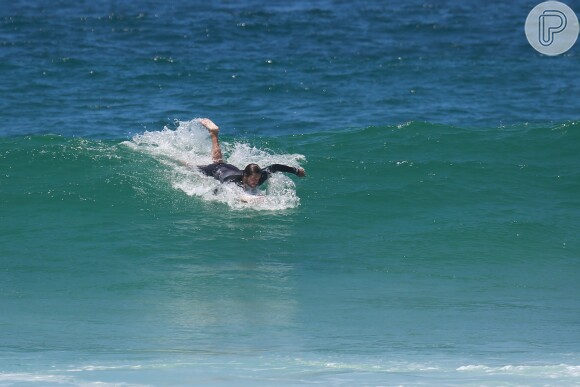 Vladimir Brichta surfa em praia do Rio de Janeiro, cai e recupera posto sobre prancha