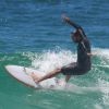 Vladimir Brichta se desequilibra durante surfe em praia do Rio de Janeiro