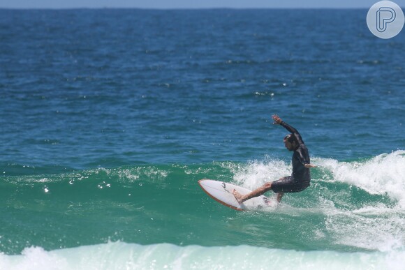 Vladimir Brichta se desequilibra durante surfe em praia do Rio de Janeiro
