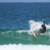 Vladimir Brichta tenta se equilibrar em onda em praia no Rio durante surfe