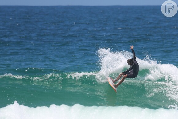 Vladimir Brichta tenta se equilibrar em onda em praia no Rio durante surfe