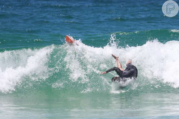 Vladimir Brichta cai durante surfe em praia do Rio
