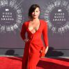 Demi Lovato ousou demais ao aparecer no red carpet com vestido vermelho e um decote que não favoreceu seu busto