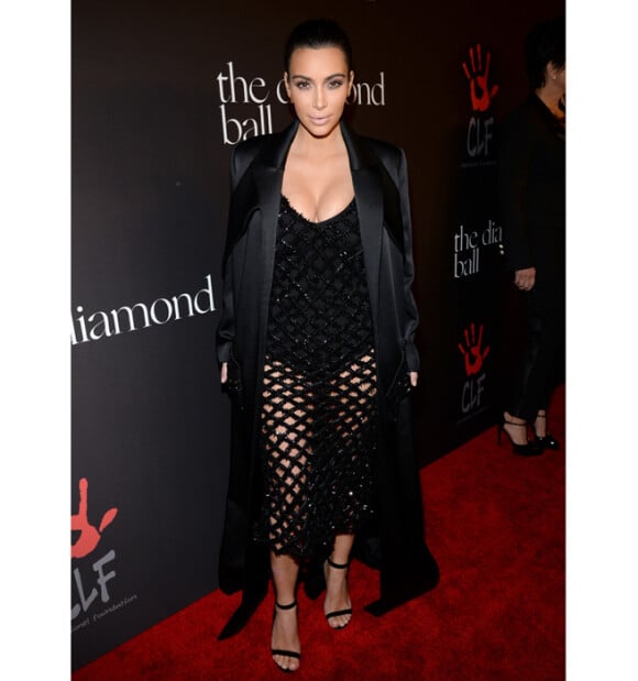 Para ir à primeira edição do 'Rihanna's Annual Diamond Ball' em Los Angeles, Kim Kardashian escolheu um vestido vazado com um body por baixo de gosto um pouco duvidoso