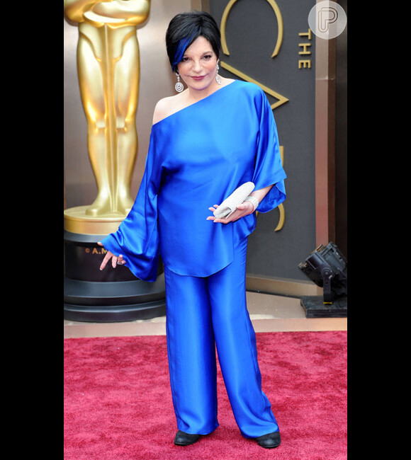 Liza Minelli provou que o cetim nunca sairá de moda e optou por usar um conjunto azul do tecido, e uma franja com uma mecha também azul para compor a combinação. Porém, não foi bem aceita pelos críticos de plantão