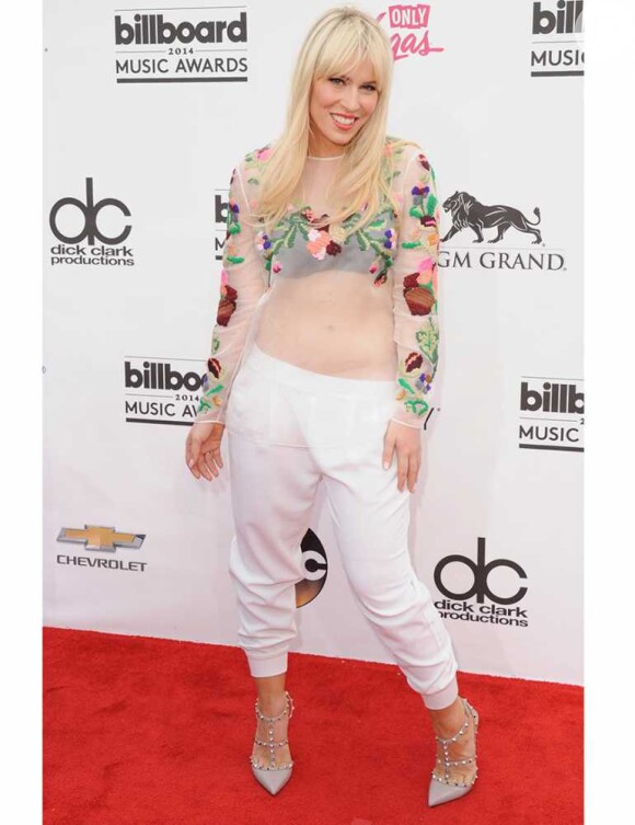 No Billboard Music Awards 2014, a vez foi de Natasha Bedingfield. O top preto por baixo da blusa transparente florida não ornou com o restante do look