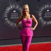 Gwen Stefani também não mandou bem na produção ao escolher um look rosa choque no VMA