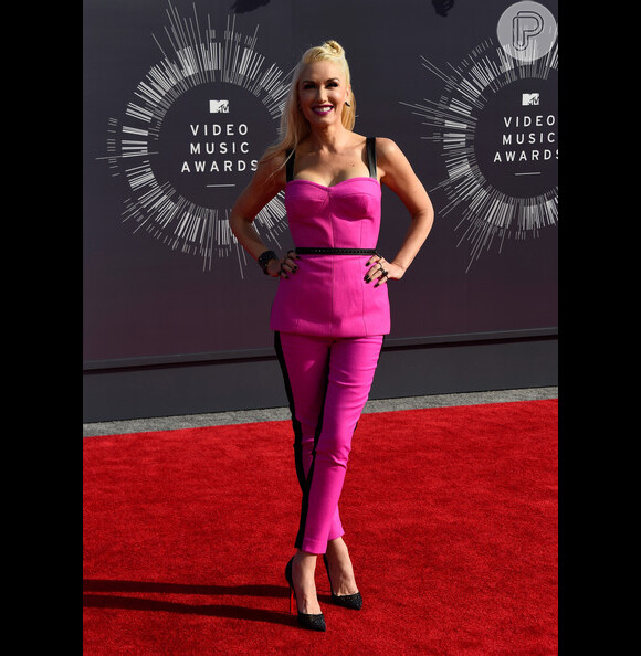 Gwen Stefani também não mandou bem na produção ao escolher um look rosa choque no VMA
