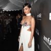 Rihanna conseguiu atrair as atenções com o look nada convencional escolhido para prestigiar o evento AmfAR Inspiration, em Los Angeles