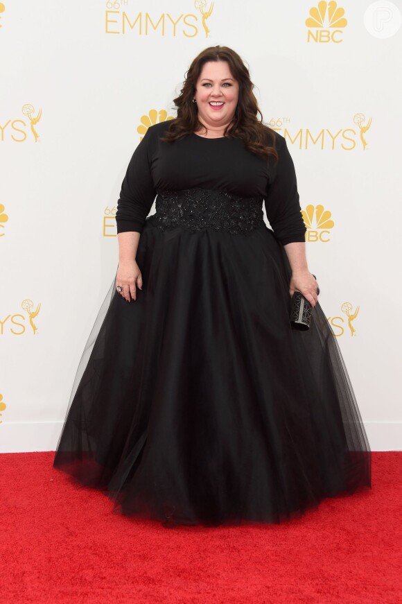 Melissa McCarthy apostou num look rodado, que exaltou um pouco mais os quilinhos extras, para prestigiar o Emmy Awards