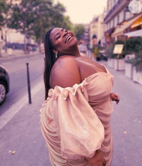 Jojo Todynho apostou em um vestido nude drapeado durante passeio em Paris