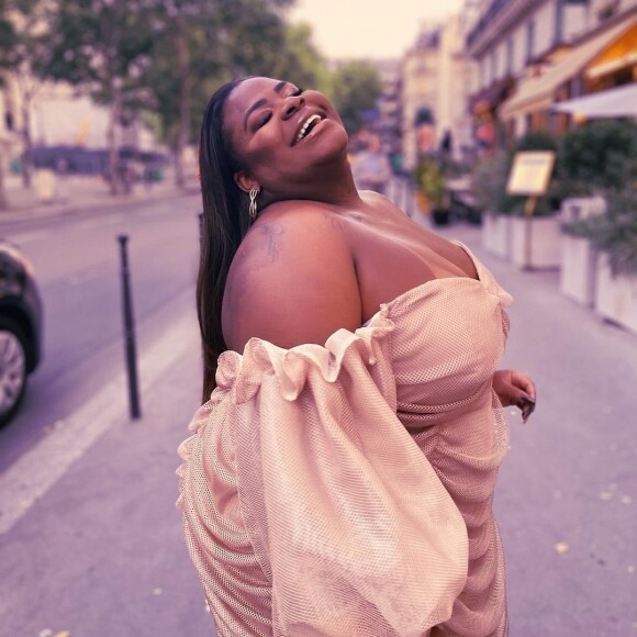 Jojo Todynho apostou em um vestido nude drapeado durante passeio em Paris
