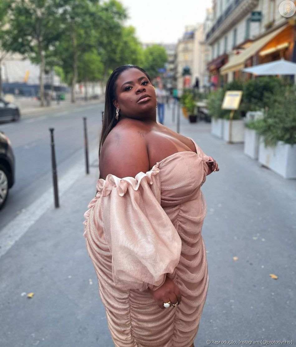 Fotos: look de Jojo Todynho! Funkeira aposta em vestido nude drapeado e divide opiniões