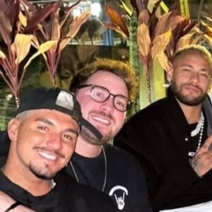 Neymar foi visto circulando sem a aliança de compromisso ao lado de Gabriel Medina