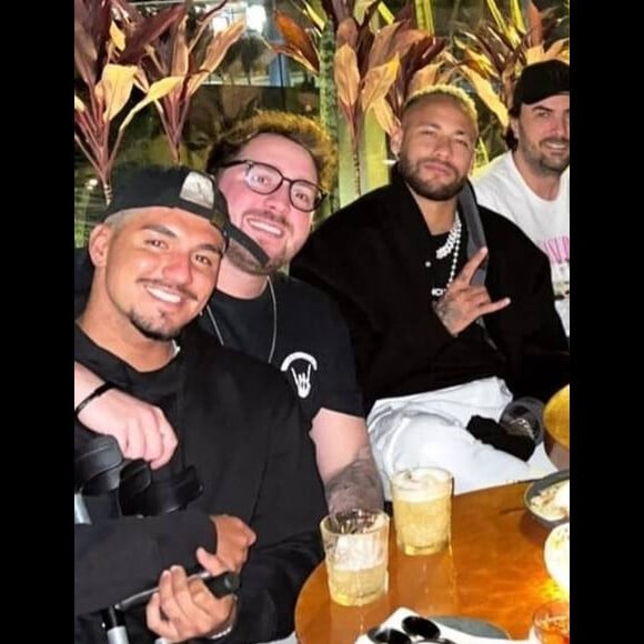 Neymar foi visto circulando sem a aliança de compromisso ao lado de Gabriel Medina