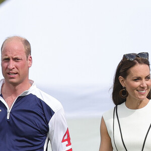 Vestido midi de Kate Middleton: duquesa usou modelo em branco com detalhes pretos