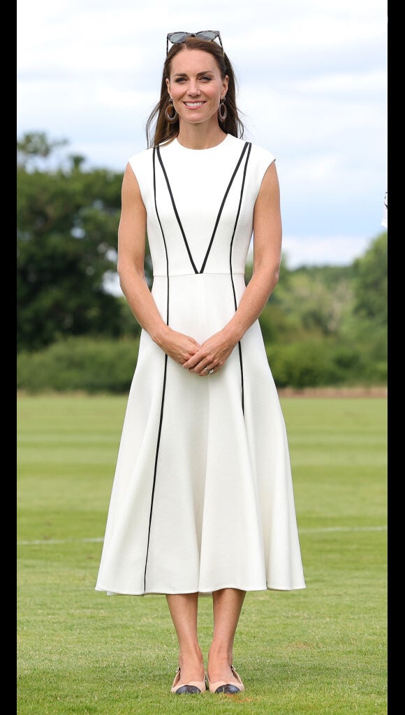 Vestido branco e midi de Kate Middleton é inspiração para quem quer look de Inverno no Brasil