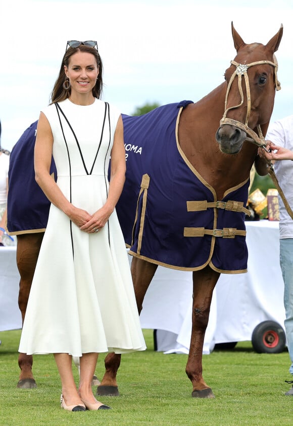 Kate Middleton escolheu look com preto e branco em evento ao ar livre