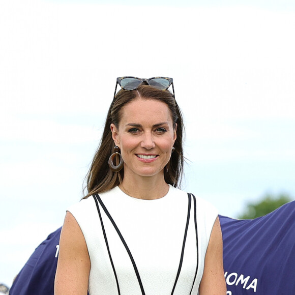 Kate Middleton escolheu look com preto e branco em evento ao ar livre